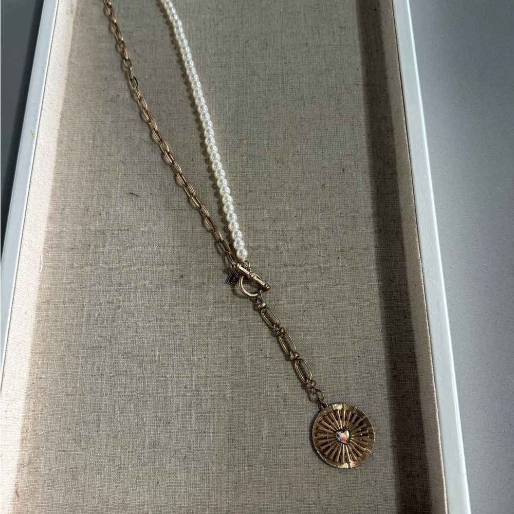 Elegant Gold and Pearl Necklace